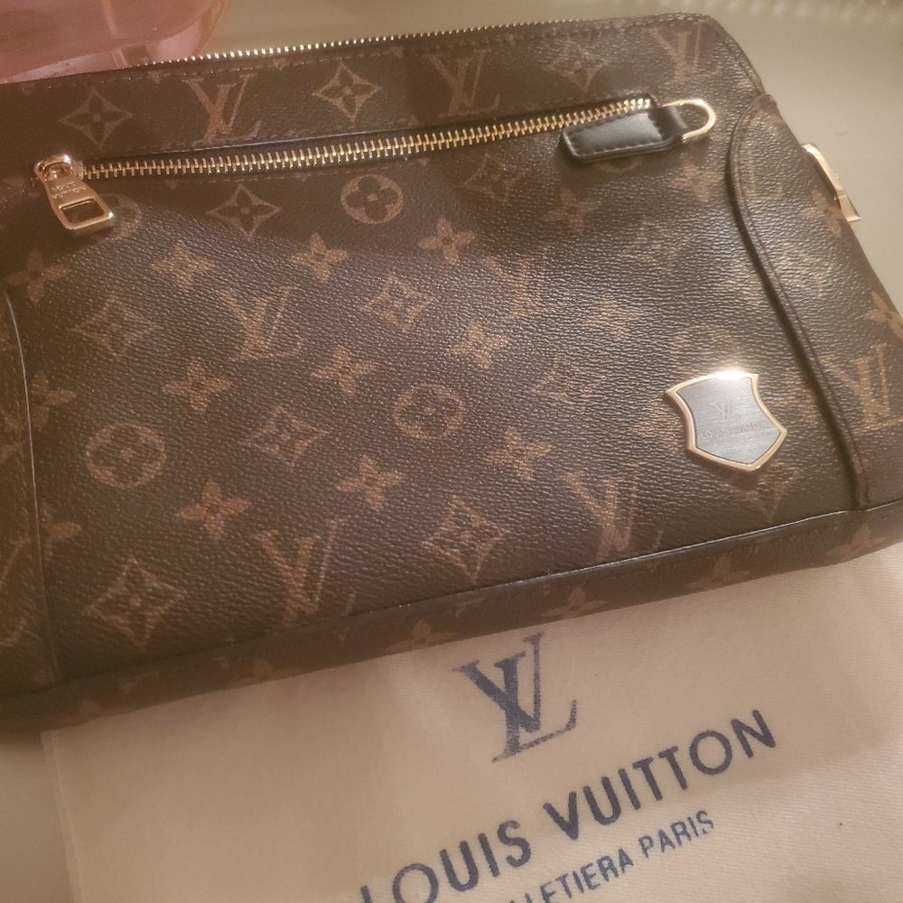 LOUIS VUTTON AUTHENTIC CLUTCH